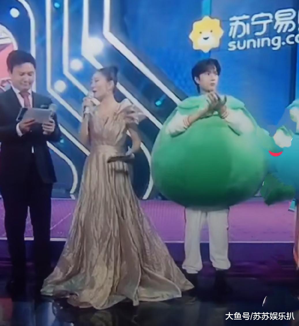 “嗨爆夜”王一博被迫营业，穿绿色玩偶做游戏，一脸呆萌的鼓掌(2)