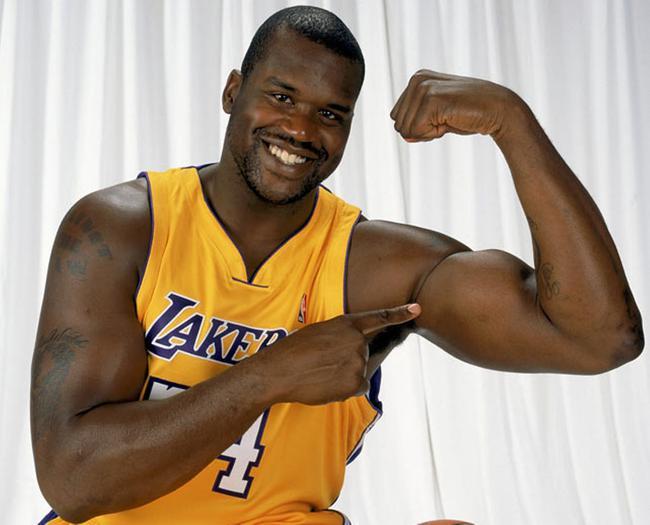NBA力量超越大力士的猛男：奥尼尔这肌肉块头，比女主持的头还大(6)