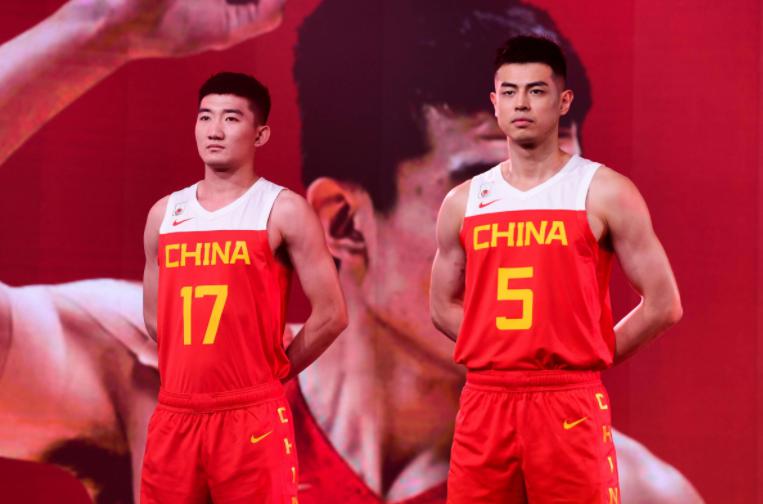中国男篮出征世界杯的阵容已经出炉？没想到此人还是李楠被放弃了(3)