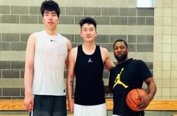 中国新星篮球首秀，詹姆斯现场观战，直言将是下一个姚明(2)
