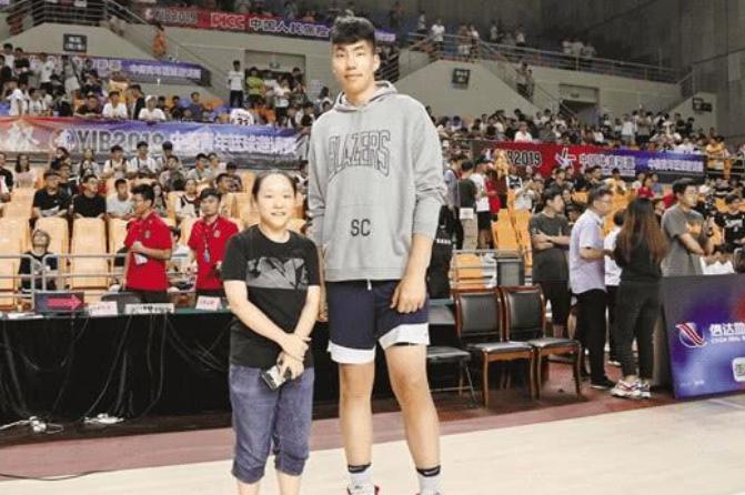 中国新星篮球首秀，詹姆斯现场观战，直言将是下一个姚明(3)