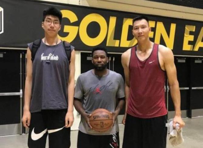 中国新星篮球首秀，詹姆斯现场观战，直言将是下一个姚明(4)