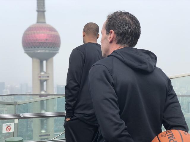 篮网官方发布球队今日在上海出席活动并拍摄全队合影组图(12)