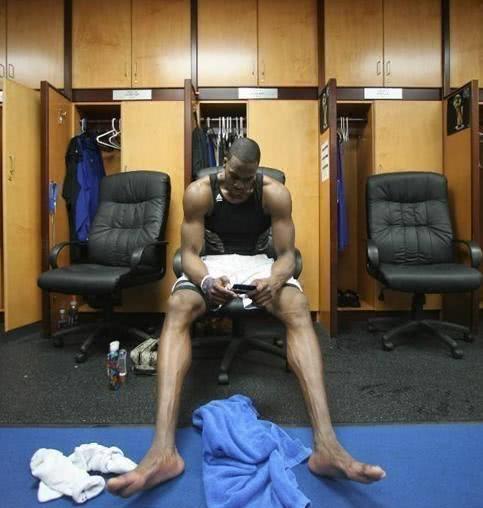NBA冷知识：球员赛后的袜子一般会怎么处理？会自己带回家洗吗？(4)