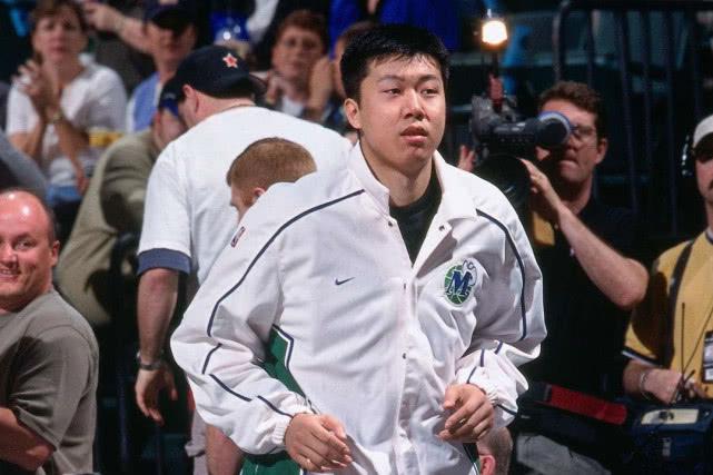 中国男篮王治郅现状！42岁退役转型当教练，二婚妻子是90后女明星(1)