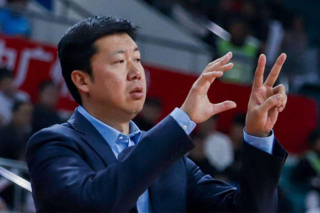 中国男篮王治郅现状！42岁退役转型当教练，二婚妻子是90后女明星(2)