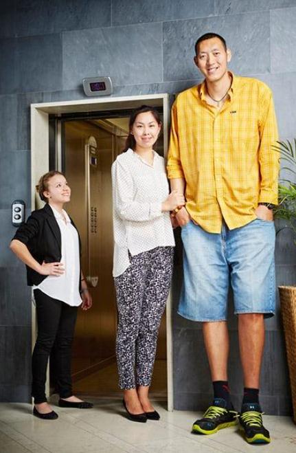 嫁给2米36的孙明明是什么感觉？两人身高差49cm，徐艳：很幸福(4)