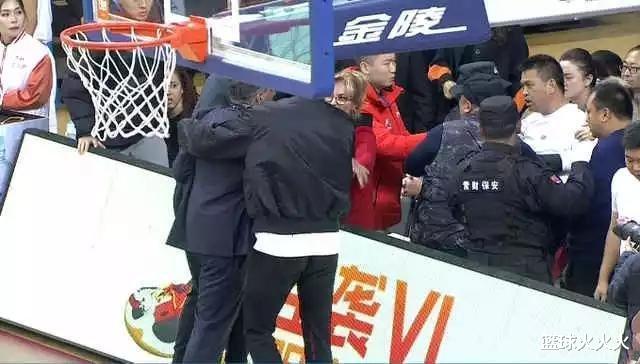 挑衅江苏教练的球迷，竟是篮协官员？身穿美国T恤，保安都不敢拦(1)