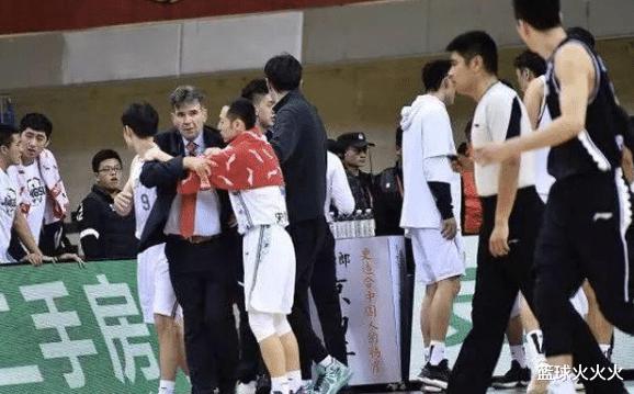 挑衅江苏教练的球迷，竟是篮协官员？身穿美国T恤，保安都不敢拦(2)