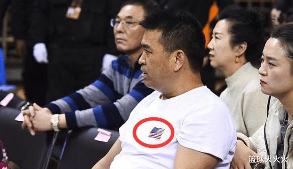 挑衅江苏教练的球迷，竟是篮协官员？身穿美国T恤，保安都不敢拦(3)