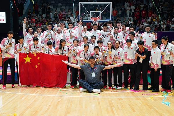 姚明与中国女篮合影，引起球迷纷纷点赞，这到底是为何呢？(3)
