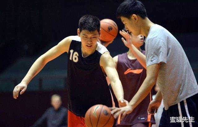 潜力小将朱荣振17岁入选国家队，被称为小姚明，如今却无球可打(3)