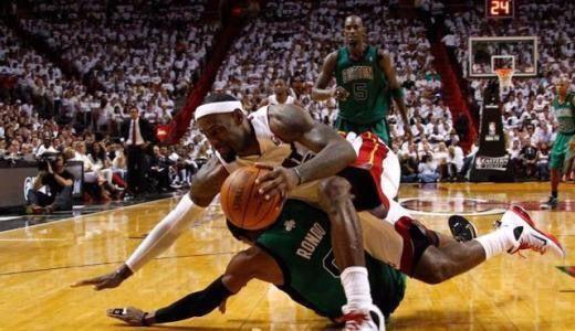 nba球员保护对手 NBA球员保护对手的瞬间(6)