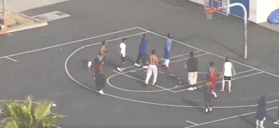 看不了湖人憋得慌? 洛杉矶知名海滩仍有人聚集打篮球(1)