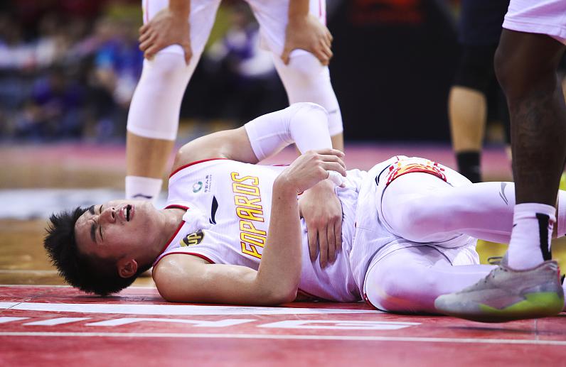 深圳男篮当头一棒，主力球员两次接受膝盖手术，至今未复出(6)