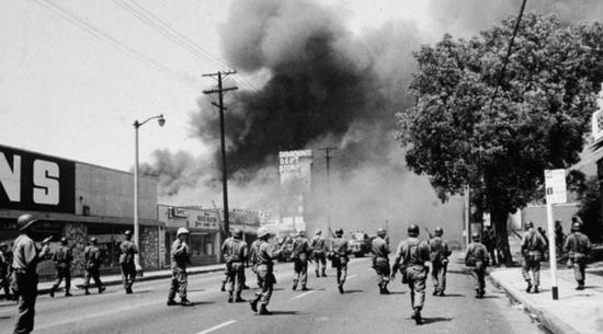 解构黑人抗争史: 1968的暴乱幽灵, 被欺凌与侮辱的NBA革命者(10)