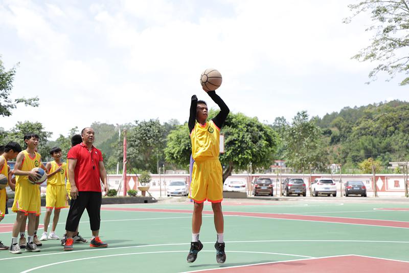 广东云浮独臂篮球少年正式注册为运动员! 可加入体校系统训练(1)