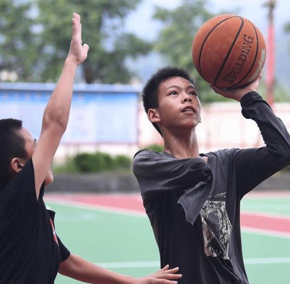 被NBA巨星关注啥体验？中国14岁独臂少年火了，库里直言要找到他(4)