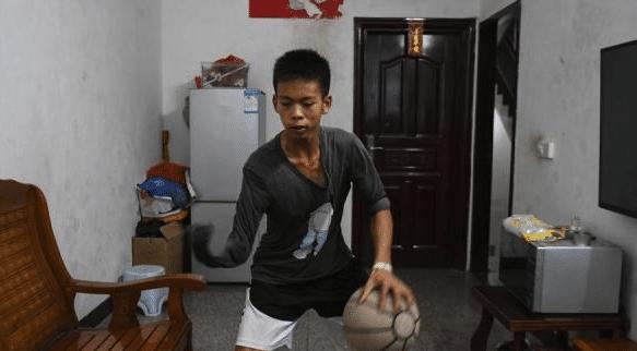 被NBA巨星关注啥体验？中国14岁独臂少年火了，库里直言要找到他(7)