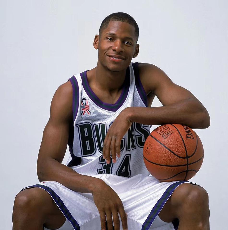 2002年的NBA全明星定妆照，充满着各种回忆，你还记得他们吗？(2)