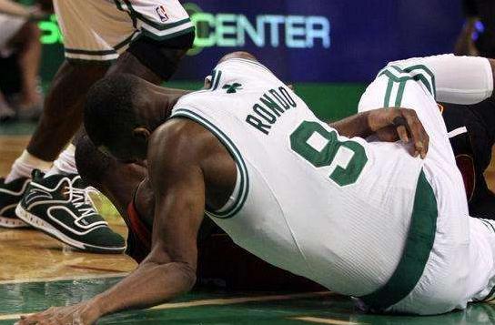 nba最吓人的受伤 NBA最让人毛骨悚然的受伤瞬间(2)