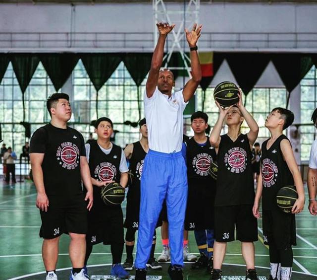 nba谁在中国教篮球 阿伦在中国教孩子们罚球(1)