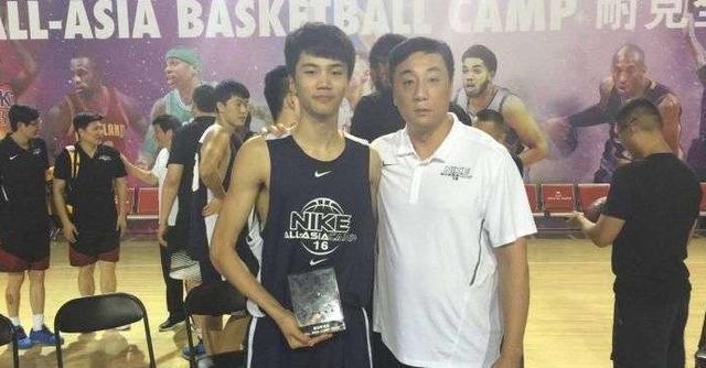 王俊杰nba篮球无疆 国青双后卫入围篮球无疆界活动(1)