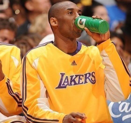 nba球员喝水的杯子 NBA和CBA球员喝水的杯子、水瓶是共用的吗(3)