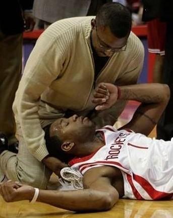 nba穆大叔伤人事件 盘点NBA八大误伤队友事件(2)