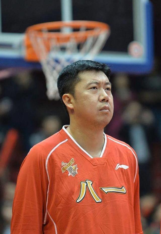 中国第一位进入nba的是谁 第一位进入NBA的中国篮球员王治郅(2)