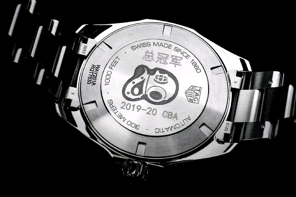 徐杰目不转睛盯着CBA总冠军手表，它价值多少钱呢？(1)