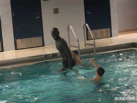 NBA巨人游泳啥样？3巨人将泳池游变浴缸，第一巨人如超级水怪(4)