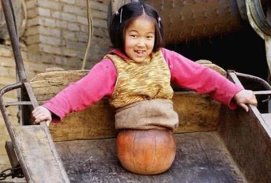 20年过去了，当初那个感动中国的“篮球女孩”，如今怎么样了？(1)