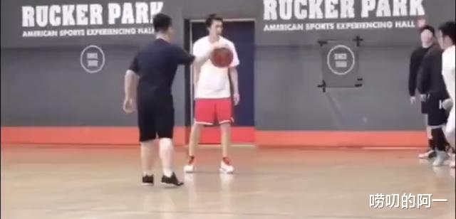 网友偶遇蔡徐坤在篮球馆打篮球，画面看到他又涨球技了(2)