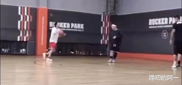 网友偶遇蔡徐坤在篮球馆打篮球，画面看到他又涨球技了(3)