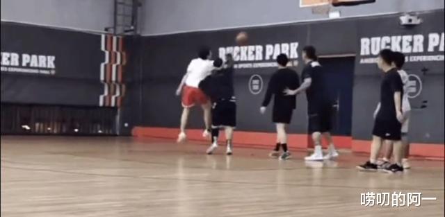 网友偶遇蔡徐坤在篮球馆打篮球，画面看到他又涨球技了(5)
