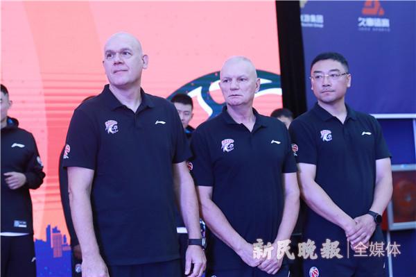 弗神回归低调出征, 新赛季的上海男篮先定了个“小目标”(2)