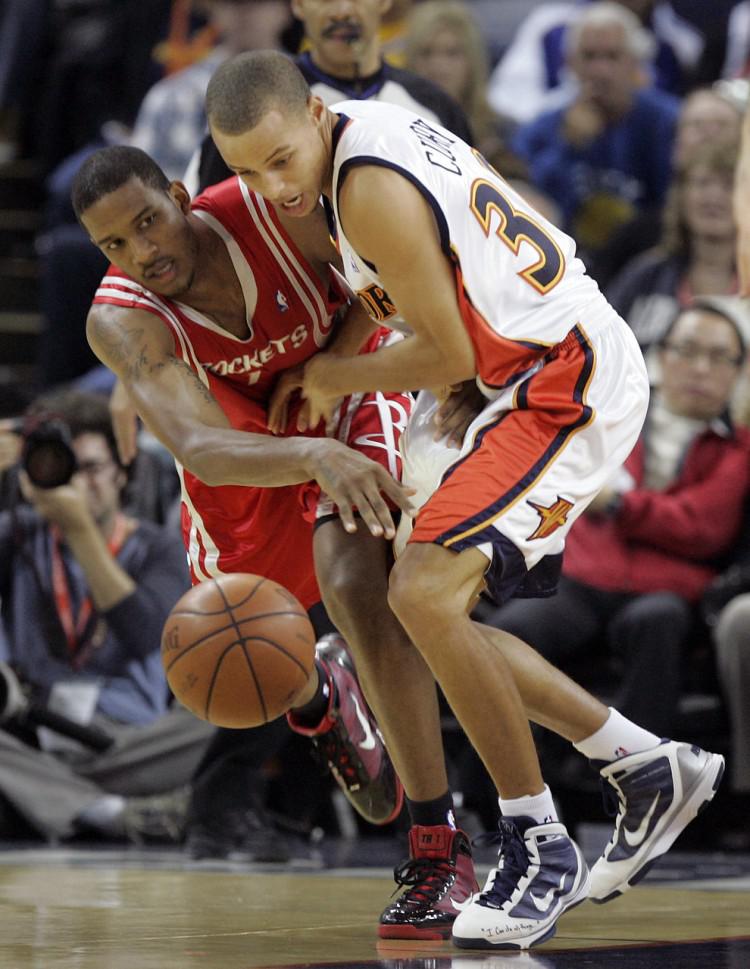 11年前的今天: 库里NBA首秀得到14分7助攻4抢断(1)