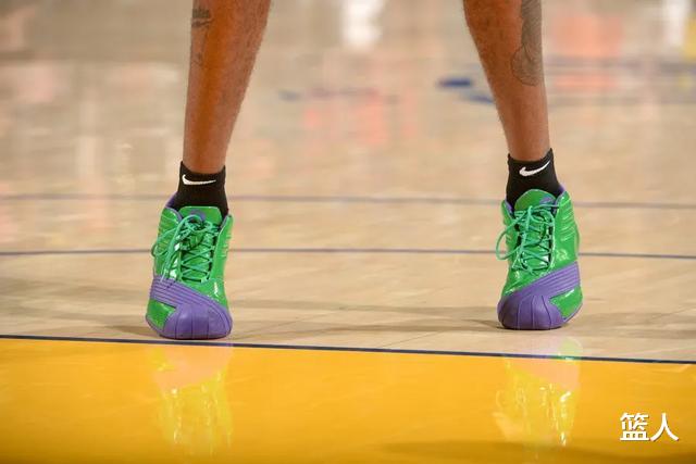 NBA球员上脚：万圣节战靴，詹姆斯欧文唐斯都有(15)