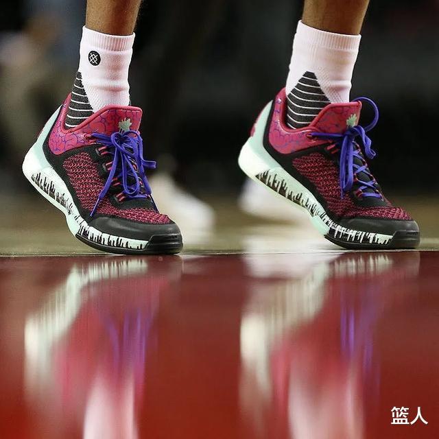 NBA球员上脚：万圣节战靴，詹姆斯欧文唐斯都有(20)