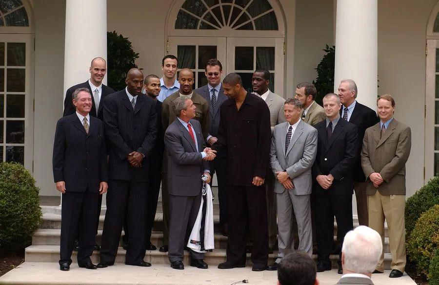 被总统调侃，不打领带？马刺球员的白宫之旅，总是横生枝节(3)