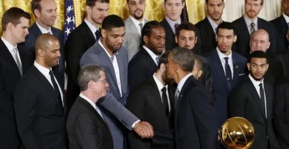 被总统调侃，不打领带？马刺球员的白宫之旅，总是横生枝节(6)