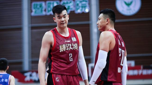 新赛季CBA出现的几位“高人”，谁能成为未来中国男篮的支柱？(1)