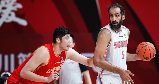 新赛季CBA出现的几位“高人”，谁能成为未来中国男篮的支柱？(6)