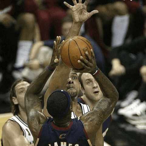 2007年nba总决赛像 2007年的NBA总决赛上为什么骑士被马刺4(4)