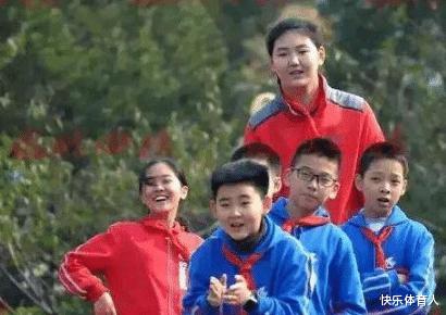 14岁女孩身高2.3米，有着中国女篮“小姚明”之称，未来可期(1)