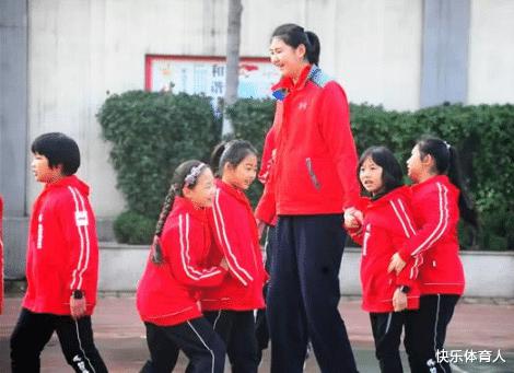 14岁女孩身高2.3米，有着中国女篮“小姚明”之称，未来可期(3)
