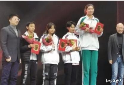 14岁女孩身高2.3米，有着中国女篮“小姚明”之称，未来可期(4)