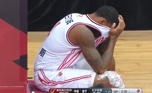 意外！亚当斯受伤在场边落泪，对抗北京后卫后伤退，表情痛苦(3)