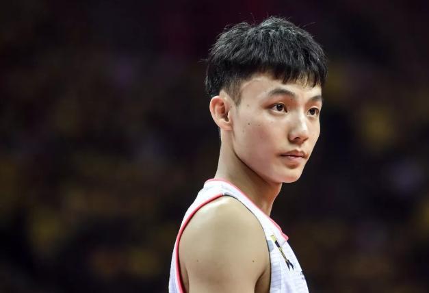 罚篮时，广东男篮为何经常让身高178公分的徐杰站位抢篮板？(1)